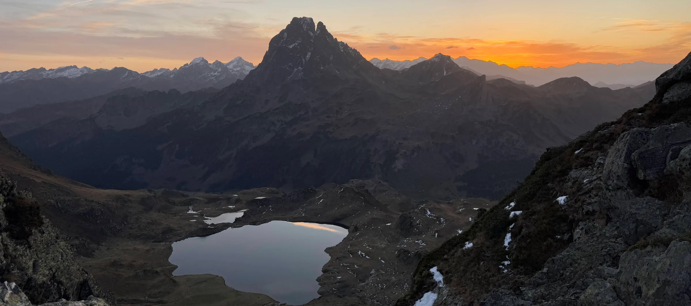 Le Pic du Midi d'Ossau au coucher du soleil, dans les Pyrénées